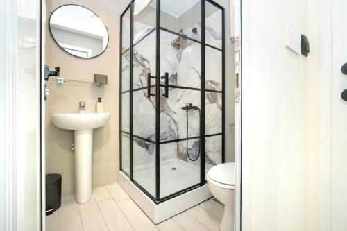 波德戈里察7 Hills Suites的带淋浴、卫生间和盥洗盆的浴室