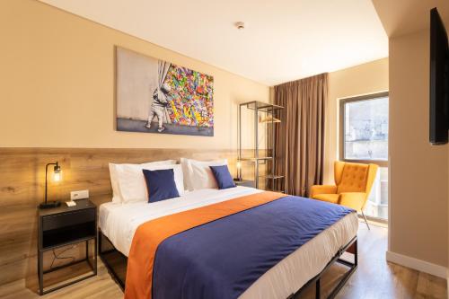 里斯本CONDE13 Lisboa - Superior Charm Apartments的配有一张床和一把椅子的酒店客房