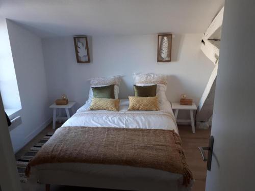 拉罗谢尔ALEIDA的一间卧室配有带白色床单和枕头的床。