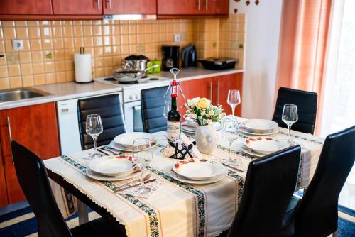 StilísPeaceful House Stylidas的餐桌,配有一瓶葡萄酒和玻璃杯