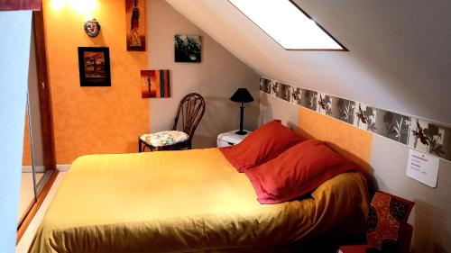 Cercy-la-Tour切兹玛丽酒店的一间小房间的卧室,配有一张床铺