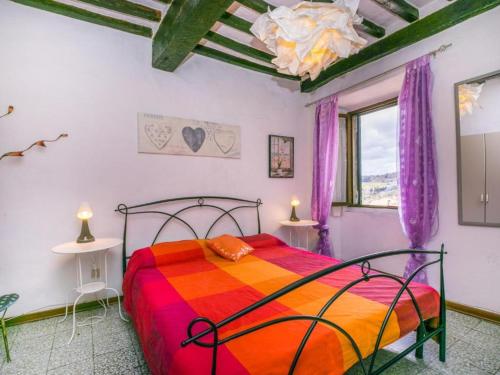 蒙泰卡蒂尼瓦尔迪切奇纳Casa Zia Seconda的一间紫色窗帘间的卧室