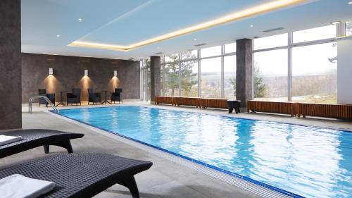 布尔诺OREA Resort Santon Brno的大型游泳池设有大窗户