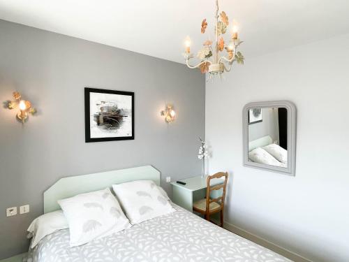 康卡勒曼萨尔迪尔住宿加早餐酒店的一间卧室配有一张床和一个吊灯
