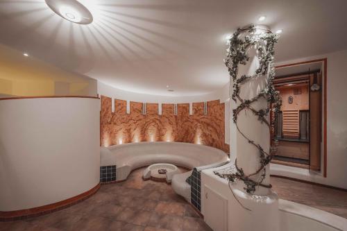 塞尔瓦迪加尔代纳山谷大陆酒店的一间带浴缸的浴室