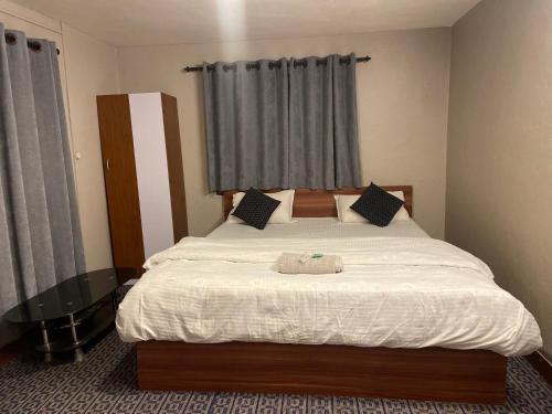 帕坦Pork Hub的一间卧室配有一张带白色床单的大床