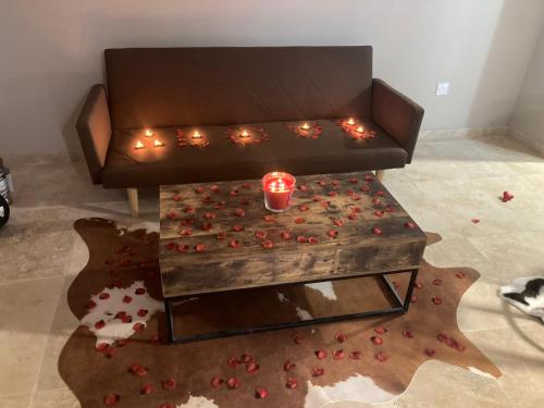 埃尔布莱La nuit glamour的地板上配有带蜡烛和花瓣的咖啡桌