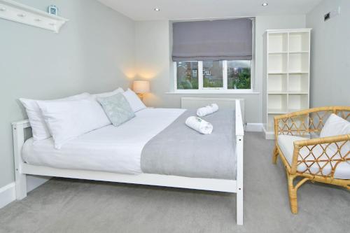 霍尔Hale View by YourStays的白色卧室配有床和椅子