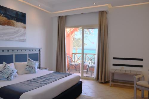 马萨阿拉姆SOULOTEL EMERALD Resort & Spa的一间卧室配有一张床,享有海景