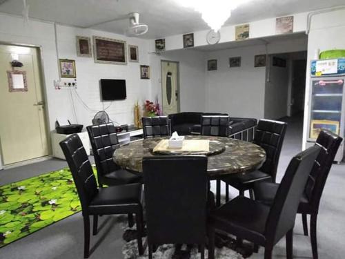 哥打巴鲁Airport Kota Bharu Homestay & Riverview Inn的一间配备有桌椅及电视的会议室