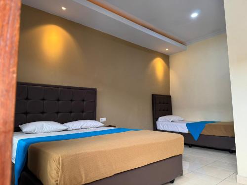 井里汶Hotel Priangan的一间卧室,配有两张床