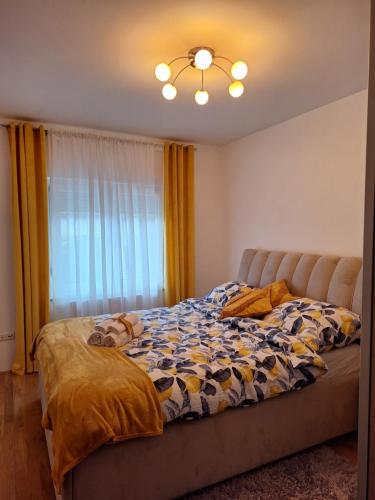 萨格勒布Apartman Laguna的卧室内的一张床铺,带窗户