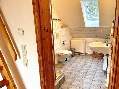 蒂门多夫Ferienhäuser Liethmann Haus 3 W2的一间带卫生间和水槽的小浴室