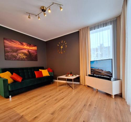 马鲁佩Māja- Linini的客厅配有绿色沙发和电视