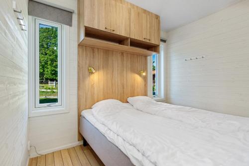 Nedre KileKosterbaden的窗户客房内的一张床位
