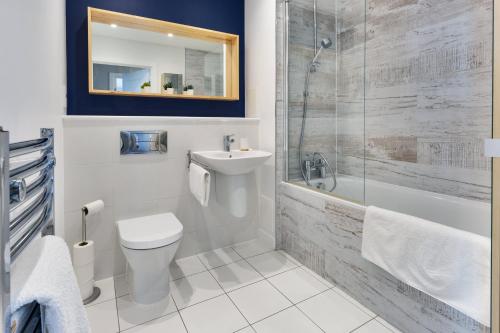 伦敦Lovely 3BR Penthouse wBalconies, Poplar, 2min DLR的浴室配有卫生间、盥洗盆和淋浴。