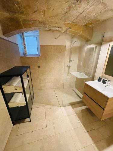 森格莱阿La Bambina的一间带玻璃淋浴和水槽的浴室