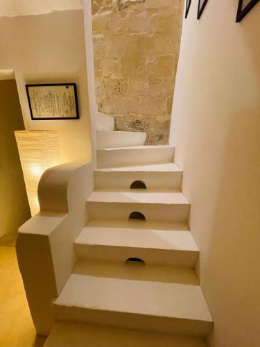森格莱阿La Bambina的石墙房间内的白色楼梯