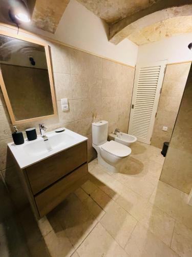 森格莱阿La Bambina的一间带水槽和卫生间的浴室