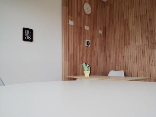 图努扬Sabático Glamping的墙上有时钟的房间和一张桌子