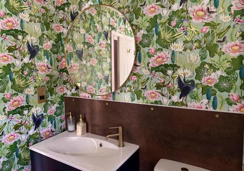 埃克塞特Clocktower Suite的一间带水槽和镜子的浴室