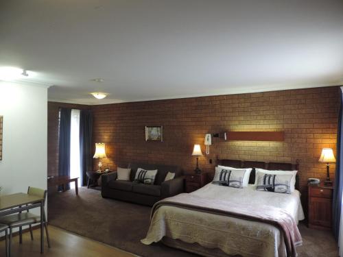 科罗瓦格林埃克斯汽车旅馆的一间卧室设有一张床和砖墙