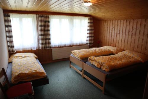 古尔特纳伦贝格海姆旅馆的一间卧室设有两张床和两个窗户。