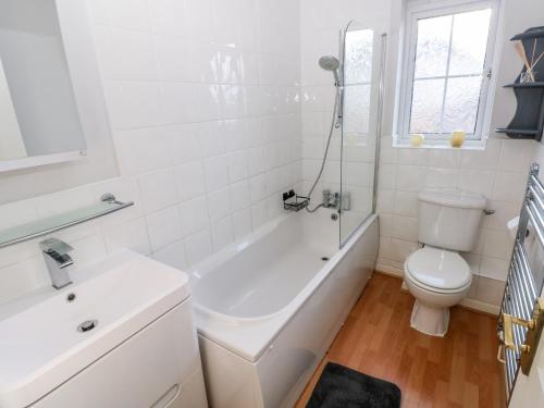 巴里12 Clos Yr Wylan的白色的浴室设有卫生间、浴缸和水槽。