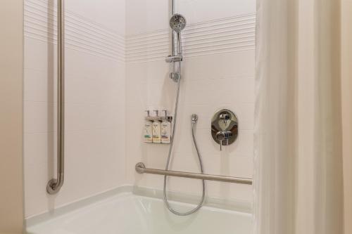 科灵伍德Candlewood Suites Collingwood, an IHG Hotel的带淋浴的浴室