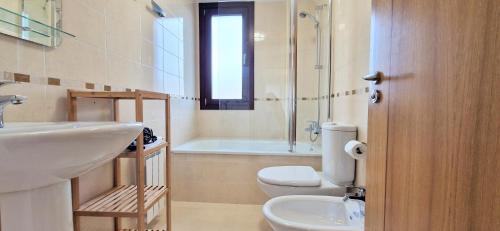 科隆布雷斯Apartamento I&F Colombres by Casas de Los Picos的一间带水槽、卫生间和淋浴的浴室