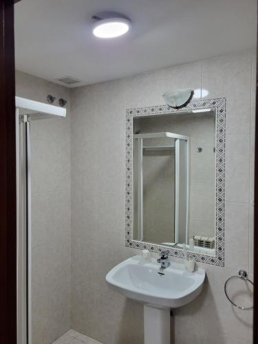 费罗尔Hostal La Frontera的一间带水槽和镜子的浴室