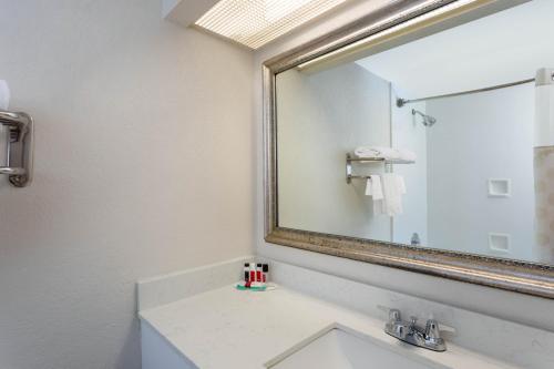 西棕榈滩88 Palms Hotel & Event Center的一间带水槽和大镜子的浴室
