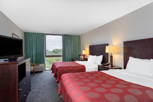 西棕榈滩88 Palms Hotel & Event Center的酒店客房设有两张床和一台平面电视。