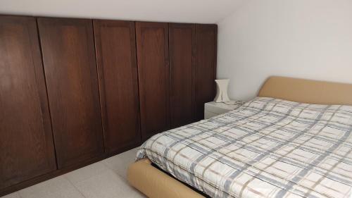 波坦察IRIDEA COUNTRY的一间卧室配有一张床和木制橱柜