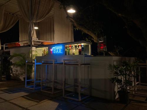 阿姆波尔Aaria Hills的酒吧,上面标有夜间酒吧的标语