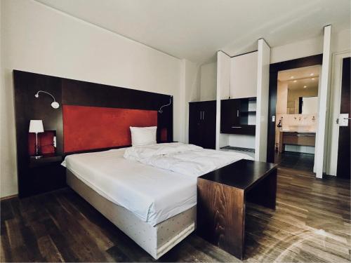 埃朗根Hotel BRASSERIE的一间卧室配有一张大床,上面配有一张书桌