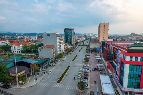 谅山ANH TU Hotel的城市街道的空中景观和建筑