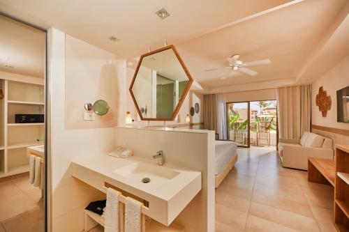 艾库玛尔Bahia Principe Grand Tulum - All Inclusive的一间带水槽、床和镜子的浴室