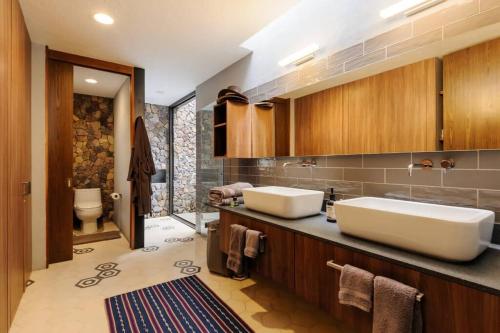 El PedregalHermosa Casa frente a campo de golf的一间带两个盥洗盆和卫生间的浴室