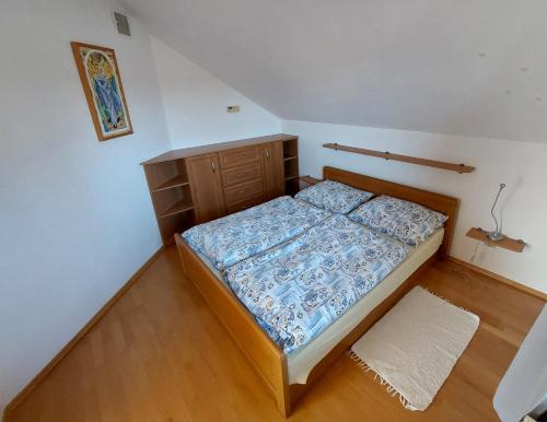 JacovceApartman Daniela的一间小卧室,配有床和地毯