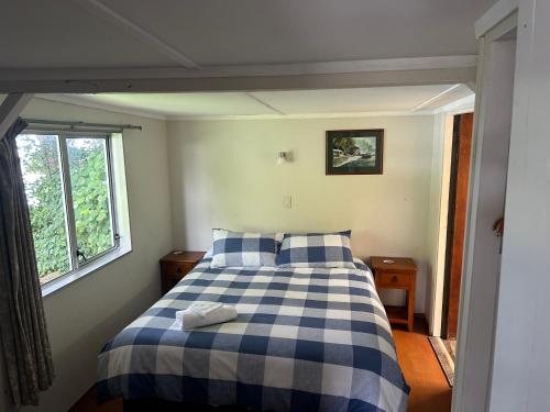 Resolution BayResolution Bay的卧室配有蓝色和白色的床和窗户。