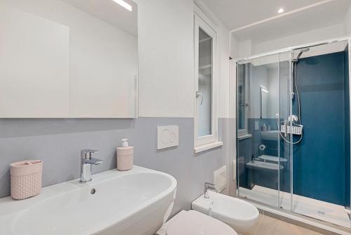 德瓦玛丽娜Dal pozzo appartamento的浴室配有卫生间、盥洗盆和淋浴。