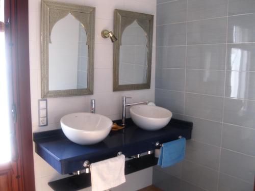 Las Hoyas del BarrancoCerro del Pozo的浴室设有2个水槽和2面镜子