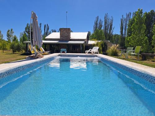 图努扬El Madejo - del Valle de Uco的一个带两把椅子的大型游泳池