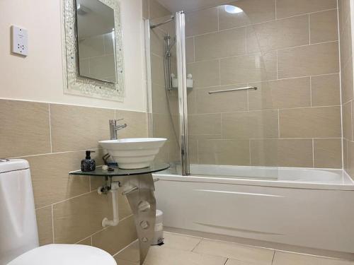 谢菲尔德1 BED MODERN APARTMENT WITH FREE PARKING, SHEFFIELD CITY CENTRE的一间带水槽、淋浴和卫生间的浴室