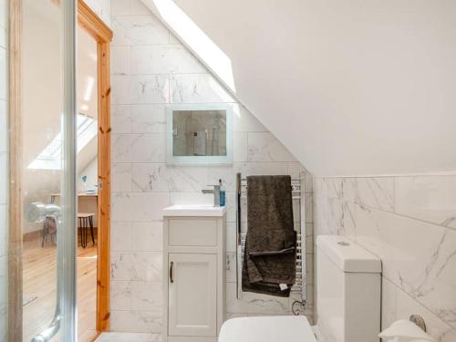 KirklingtonThree Gables的白色的浴室设有水槽和卫生间。
