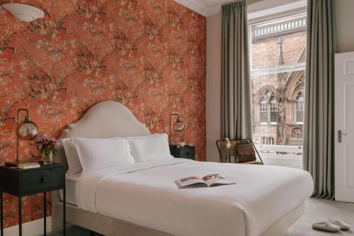 爱丁堡Sonder Royal Garden的一间卧室设有一张床和红色的墙壁