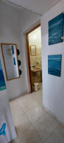 EnriquilloApartamento Los Blancos, a dos Minutos de los Patos Barahona的浴室设有卫生间和墙上的镜子。