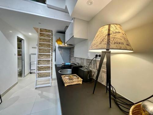 Oye-et-PalletStudio cosy的一间带灯的客厅和一间厨房