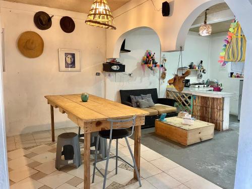 女人岛Casa Iguana的客厅配有桌子和沙发
